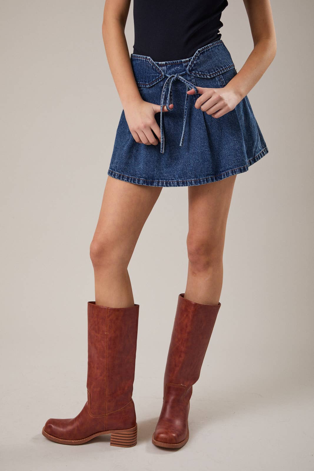 HIP BELT DETAIL PLEATED SKIRT